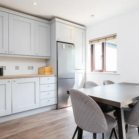 3bed With Backyard 10min To Milltown Tram & Bus Stops