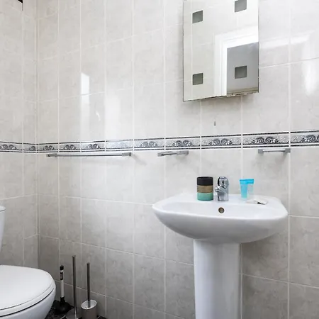 Сasa de vacaciones 3bed With Backyard 10min To Milltown Tram & Bus Stops Dublín