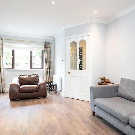3bed With Backyard 10min To Milltown Tram & Bus Stops
