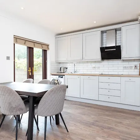 Сasa de vacaciones 3bed With Backyard 10min To Milltown Tram & Bus Stops *