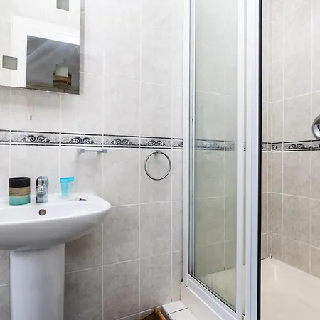 3bed With Backyard 10min To Milltown Tram & Bus Stops *