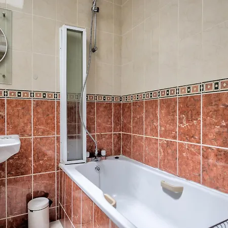 Сasa de vacaciones 3bed With Backyard 10min To Milltown Tram & Bus Stops Dublín