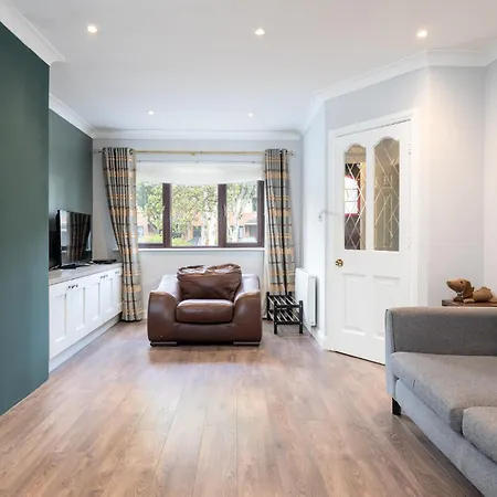 3bed With Backyard 10min To Milltown Tram & Bus Stops Holiday home *